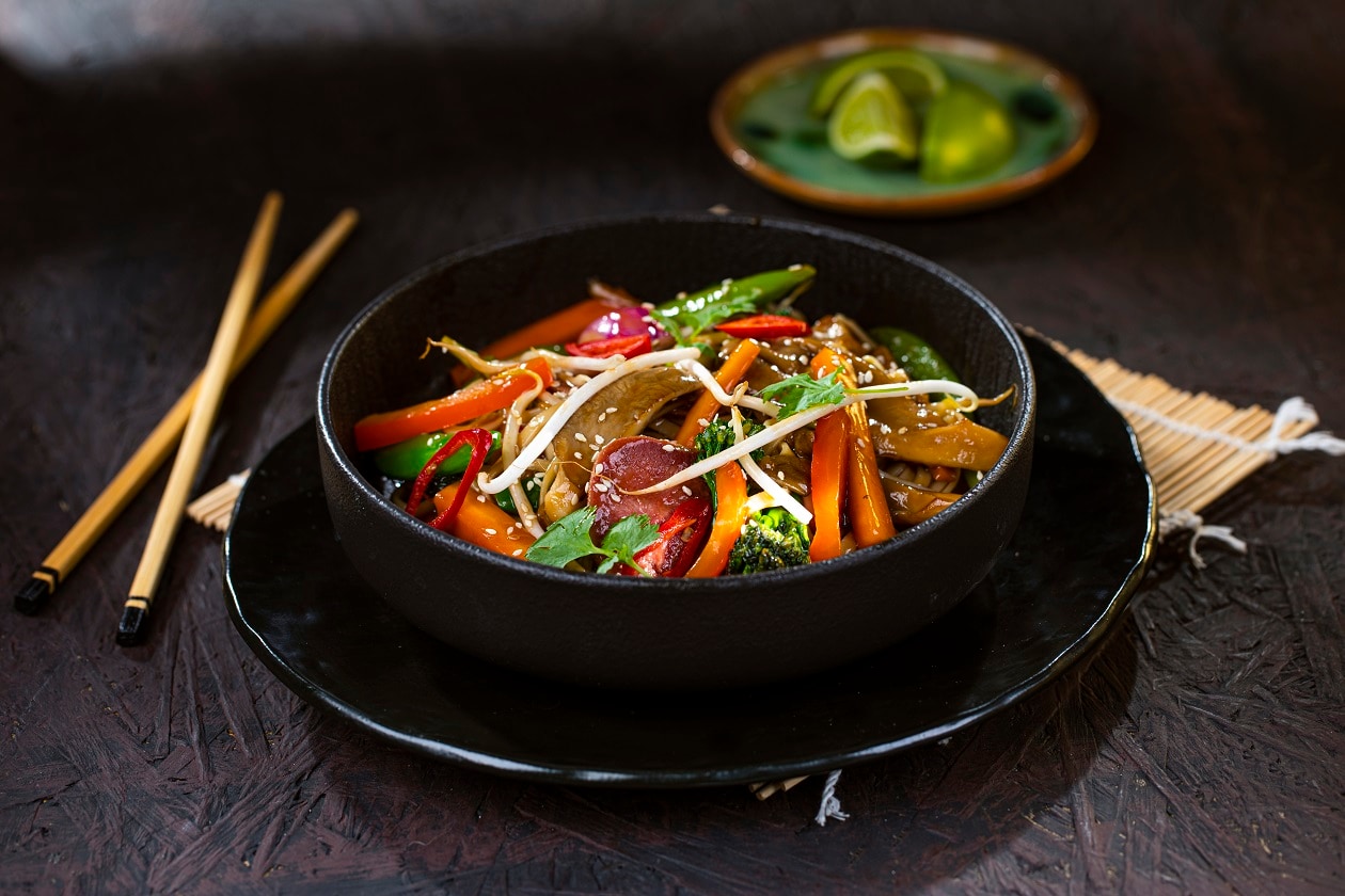 Jautienos liežuvis su traškiomis daržovėmis ir Chow mein makaronais – - Receptas