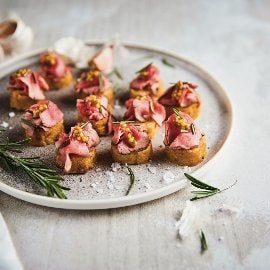 Ahjus küpsetatud kartulikook sibulakreemi ja rosmariiniga marineeritud hirveliha-carpaccio’ga Ahjus küpsetatud kartulikook sibulakreemi ja rosmariiniga marineeritud hirveliha-carpaccio’ga