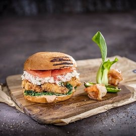 Burger krõbedate krevettide, kreemja krabi ja jalapenomajoneesiga Burger krõbedate krevettide, kreemja krabi ja jalapenomajoneesiga