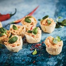 Filo tešlos krepšelis su pikantiškomis krevečių ir sūrio salotomis