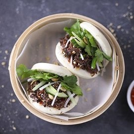 Gua bao — tvaicētas maizītes ar sautētu liellopa vaigu Gua bao — tvaicētas maizītes ar sautētu liellopa vaigu