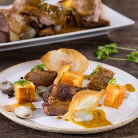 Confit zoss ar smiltsērkšķiem un melnajām gailenēm Confit zoss ar smiltsērkšķiem un melnajām gailenēm