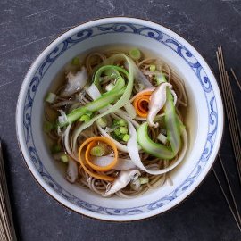 Azijas buljonzupa ar soba griķu nūdelēm un dārzeņiem Azijas buljonzupa ar soba griķu nūdelēm un dārzeņiem