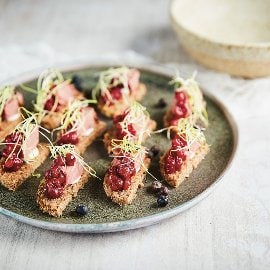 Kadakamarinaadis marineeritud rostbiif röstitud rukkileival piprakreemi ja Kadakamarinaadis marineeritud rostbiif röstitud rukkileival piprakreemi ja