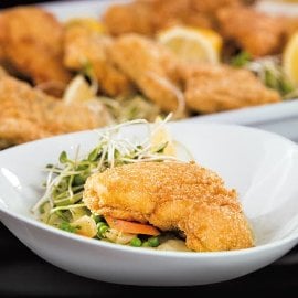 Starkis bulvių apvalkale, patiekiamas ant saldžių kopūstų su žaliaisiais žirneliais ir morkomis