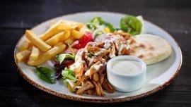 Kebab pita, köögiviljade, friikartulite ja küüslaugukastmega. Kebab pita, köögiviljade, friikartulite ja küüslaugukastmega.