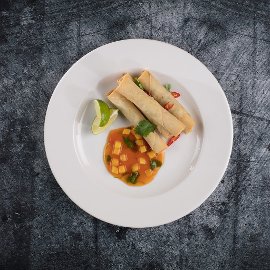 Pavasara rullīši ar dārzeņiem pikantā mango mērcē Pavasara rullīši ar dārzeņiem pikantā mango mērcē