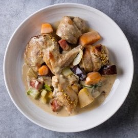 Kookospiimas küülikuliha köögiviljaraguuga Kookospiimas küülikuliha köögiviljaraguuga