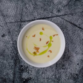 Salierų ir bulvių kremas su kokoso pienu ir kalendros aliejumi