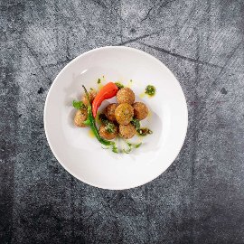 Krõbe falafel lillkapsa ja  chimichurri kastmega Krõbe falafel lillkapsa ja  chimichurri kastmega
