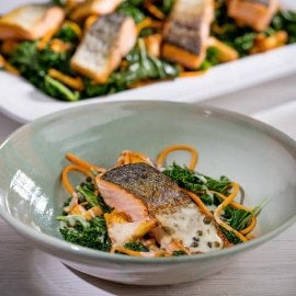 Traški lašiša su gūžiniais kopūstais, voveraitėmis ir pipirų-citrinų padažu