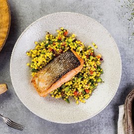 Libanietiškos salotos Tabbouleh su ant grotelių kepta lašiša Libanietiškos salotos Tabbouleh su ant grotelių kepta lašiša
