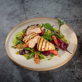 Majoneesis marineeritud kanafilee grillitud köögiviljasalatiga Majoneesis marineeritud kanafilee grillitud köögiviljasalatiga