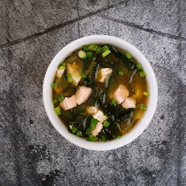 Miso pasta ar vakame, lasi un sojas biezpienu (tofu) Miso pasta ar vakame, lasi un sojas biezpienu (tofu)