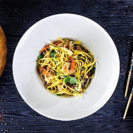 Makaronai Stir-fry su vištiena ir krevetėmis Makaronai Stir-fry su vištiena ir krevetėmis