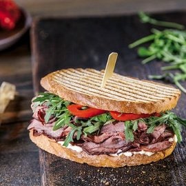 Sumuštinis su pastramiu, gražgarsčių lapais ir keptomis paprikomis Sumuštinis su pastramiu, gražgarsčių lapais ir keptomis paprikomis