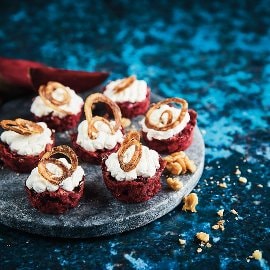 Biešu un valriekstu kūka ar kazas siera putām un sīpolu čipšiem