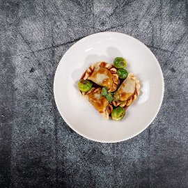Pelmeenid pardi ja jõhvikaga, pruunistatud brüsseli kapsa ja Demi-Glace kastmega Pelmeenid pardi ja jõhvikaga, pruunistatud brüsseli kapsa ja Demi-Glace kastmega