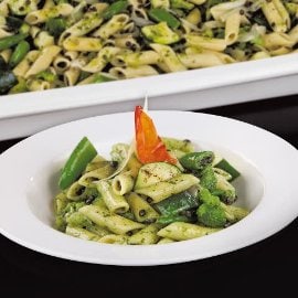 Penne makaroni ar zaļajiem dārzeņiem  un melnajām lēcām olīvu pesto mērcē Penne makaroni ar zaļajiem dārzeņiem  un melnajām lēcām olīvu pesto mērcē