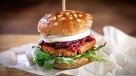 Prantsuse burger kitsejuustu, punase sibula marmelaadi ja rukolaga Prantsuse burger kitsejuustu, punase sibula marmelaadi ja rukolaga