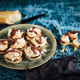 Skrudinta prancūziška duona su sūrio ir pomidorų kremu bei trupintu ožkų sūriu