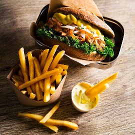 Plėšytos  triušienos (arba vištienos) ir ridikų salotų mėsainis