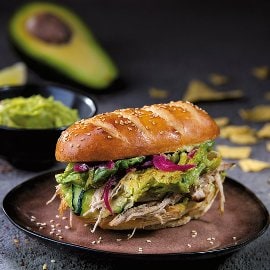 Rebitud kalkunilihaga võileib grillitud köögiviljade ja guacamole‘ga Rebitud kalkunilihaga võileib grillitud köögiviljade ja guacamole‘ga
