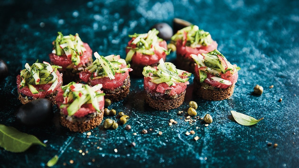 Rozā tunča tartars ar olīvu tapenādi, gurķu un redīsu salātiem un čili piparu krēmu – - Recepte