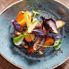 Ceptu sezonas dārzeņu salāti ar vieglu mērci Ceptu sezonas dārzeņu salāti ar vieglu mērci