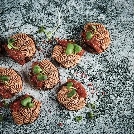 Röstitud seemneleib küülikupasteedi, tomatimarmelaadi ja ürtidega Röstitud seemneleib küülikupasteedi, tomatimarmelaadi ja ürtidega