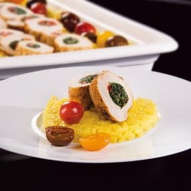 Safranirisoto ricotta, praetud paprika  ja spinatiga täidetud kanalihaga Safranirisoto ricotta, praetud paprika  ja spinatiga täidetud kanalihaga