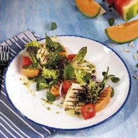 Salotos su griliuotu haloumi sūriu Salotos su griliuotu haloumi sūriu