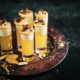 Seenepuljong kukeseenevahu ja seenekrõpsudega üdiküpsisel Seenepuljong kukeseenevahu ja seenekrõpsudega üdiküpsisel