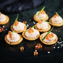 Suitsulõhefileevaht, serveeritud ürdikorvikeses Suitsulõhefileevaht, serveeritud ürdikorvikeses