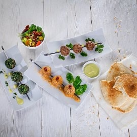 Talleliha koftad tomatisalati ja mündikastmega Talleliha koftad tomatisalati ja mündikastmega