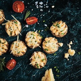 Pomidorų sūrio kremas su laiškiniais česnakais
