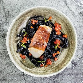 Tursk tomati-concasse’i ja mustade tagiatelle’dega Tursk tomati-concasse’i ja mustade tagiatelle’dega