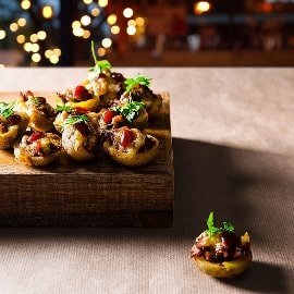 Įdarytos mini bulvytės su jautienos žandine Įdarytos mini bulvytės su jautienos žandine