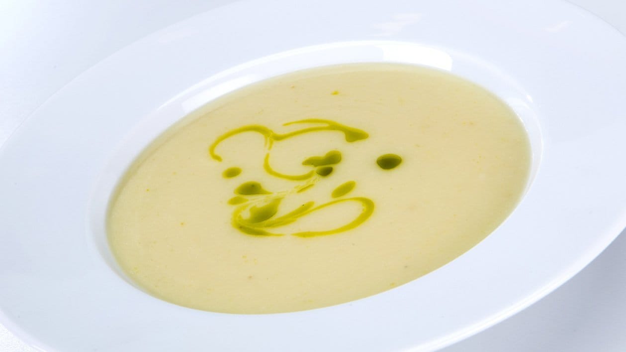 Baltoji kreminė daržovių sriuba su alyvuogių aliejumi su petražolėmis (be gluteno) – - Receptas