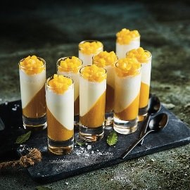 Vaniļas panna cotta ar mango biezeni un ruma krēmu Vaniļas panna cotta ar mango biezeni un ruma krēmu