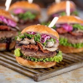 Veiseburger Kuivatatud tomati ja bbq-kastmega Veiseburger Kuivatatud tomati ja bbq-kastmega