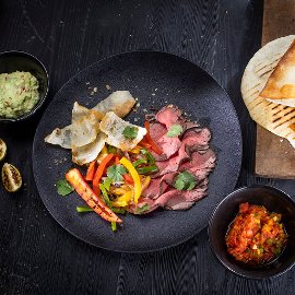 Veiseliha fajita köögiviljade, salsa ja guacamolega Veiseliha fajita köögiviljade, salsa ja guacamolega