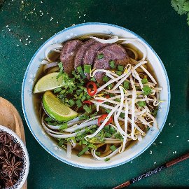 Vietnamipärane pho-supp riisinuudlite ja veiselihaga Vietnamipärane pho-supp riisinuudlite ja veiselihaga