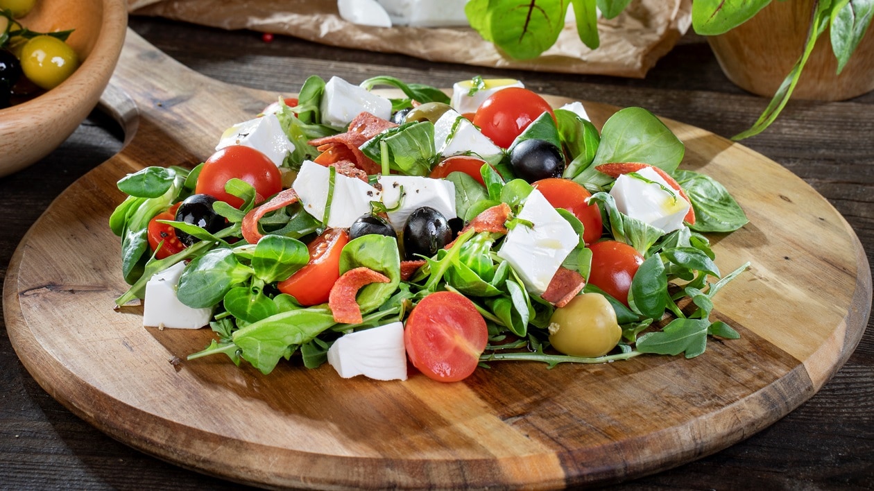 Pitsalaadne salat taimse juustu ja taimse pepperoniga – - Retsept