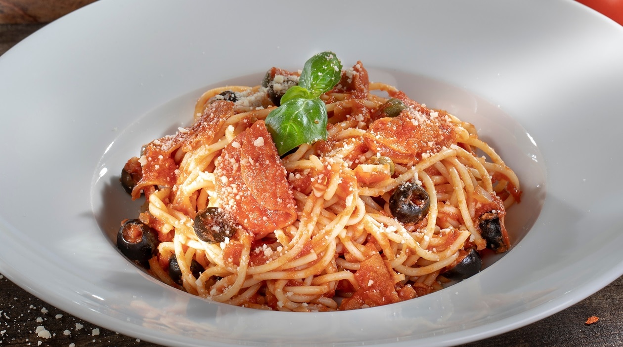 Vürtsikas pasta pepperoni, kapparite ja oliividega – - Retsept