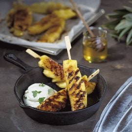Grillitud ananass koorese dipikastme ja sidrunmelissiga Grillitud ananass koorese dipikastme ja sidrunmelissiga