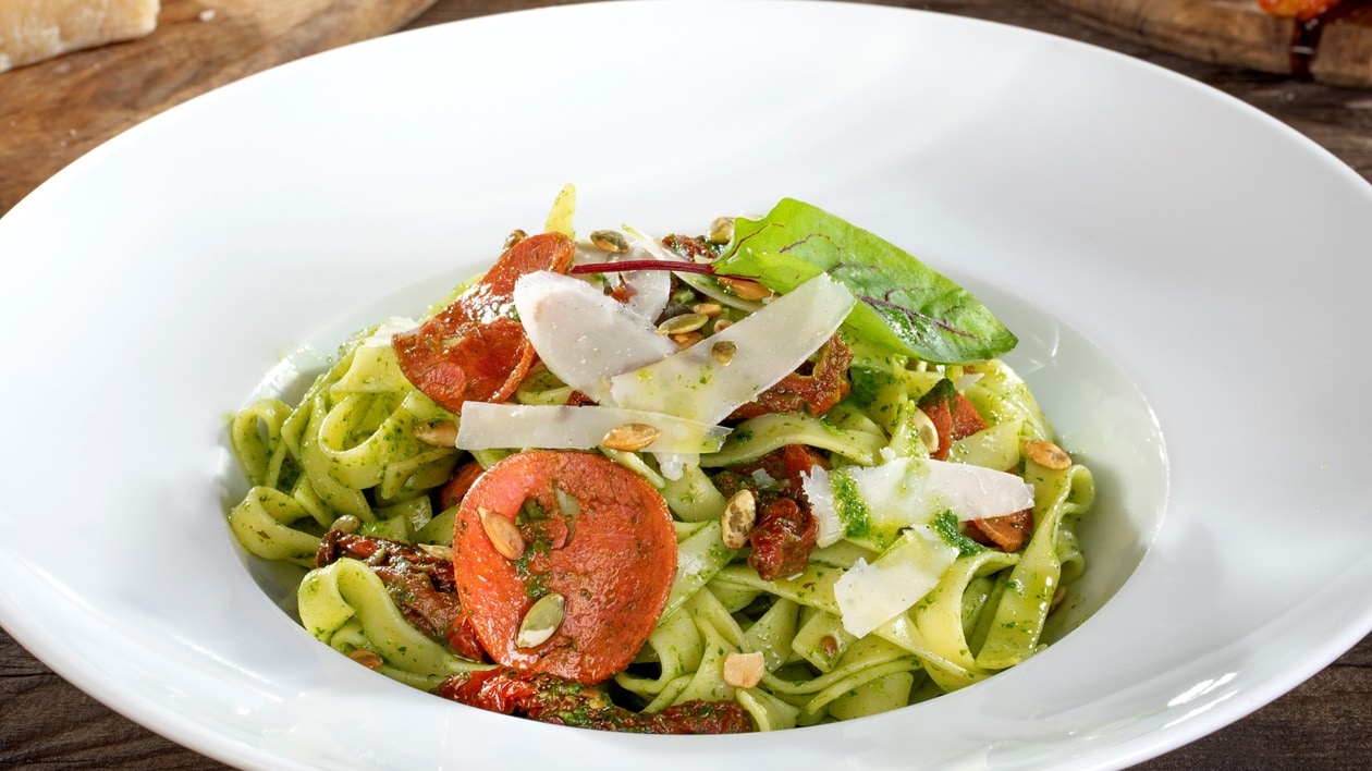 Makaroni ar zaļumu pesto, peperoni un saulespuķu sēklām – - Recepte