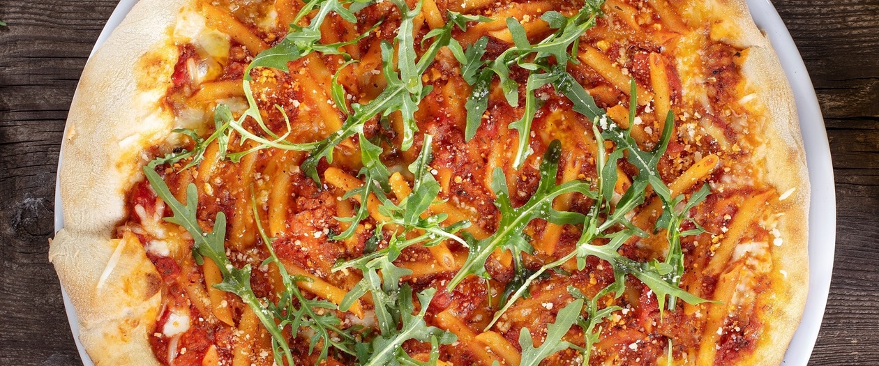 Pica su Pennette makaronais ir augaliniu Bolonijos padažu – - Recepte