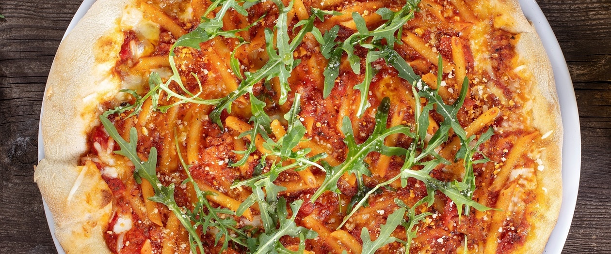 Pica su Pennette makaronais ir augaliniu Bolonijos padažu – - Receptas