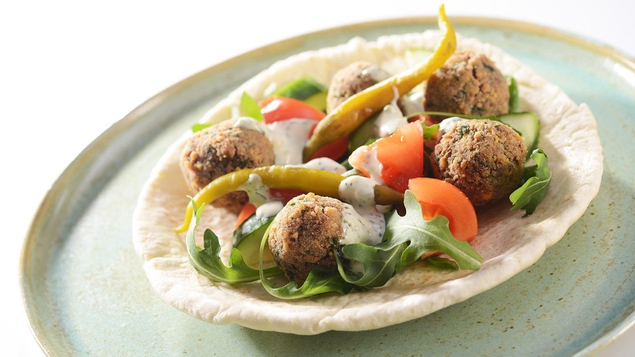 Veģetārais falafels pitas maizē ar ķiploku mērci – - Recepte